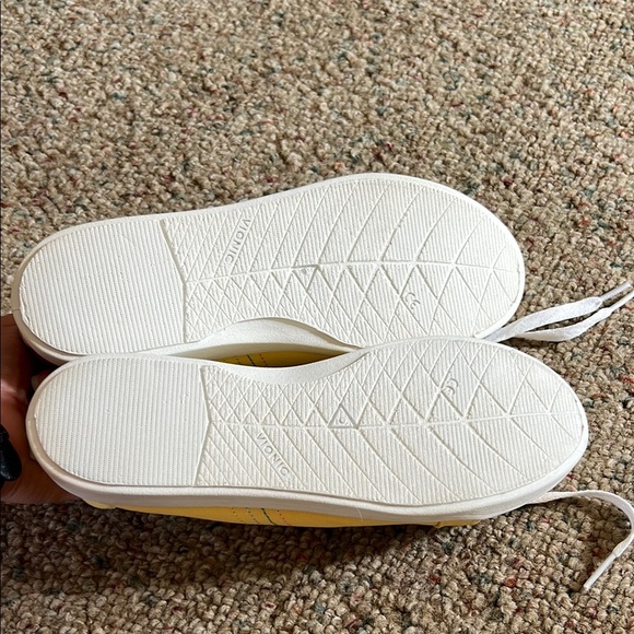 Vionic Yellow and White Sneakers with Classic Low-Top Design - Picture 6 of 7